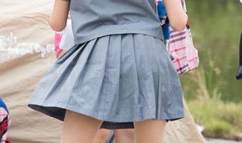 魔镜街拍全新套图：这位包臀短裙嫩白小姐姐太会抢镜了吧