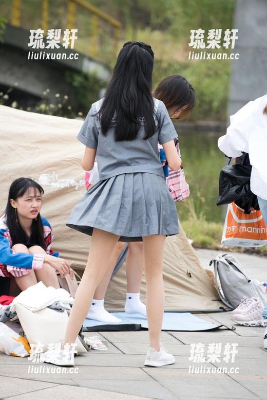 魔镜街拍 魔镜街拍全新套图:这位包臀短裙嫩白小姐姐太会抢镜了吧