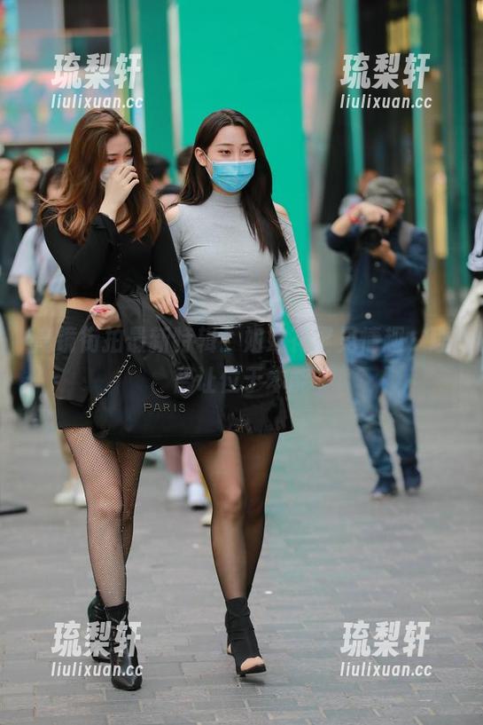 魔镜街拍 魔镜街拍最新特辑:姐妹花罕见情趣,理智让位于本能