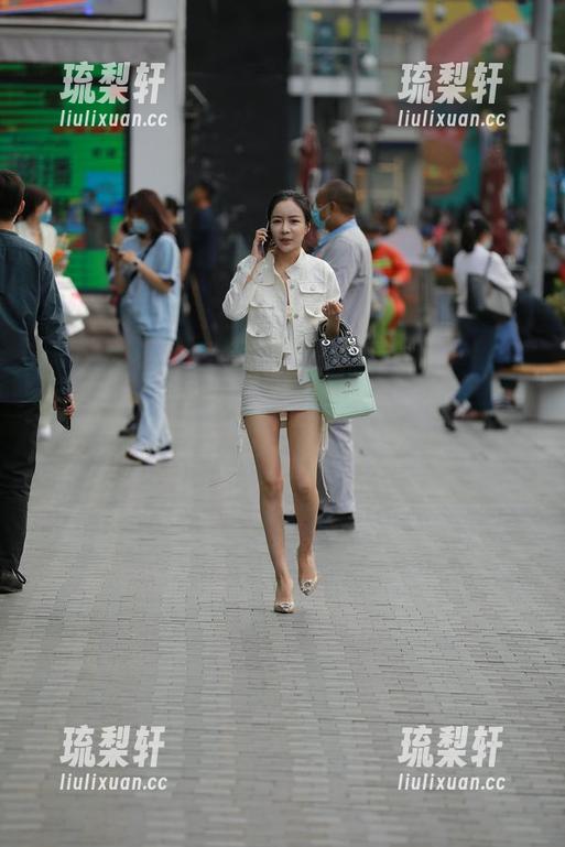 魔镜街拍 魔镜街拍:高清分享,吊带短裙和肉丝搭配的小姐姐,让我只想说“我的天哪,这岗在哪里”!